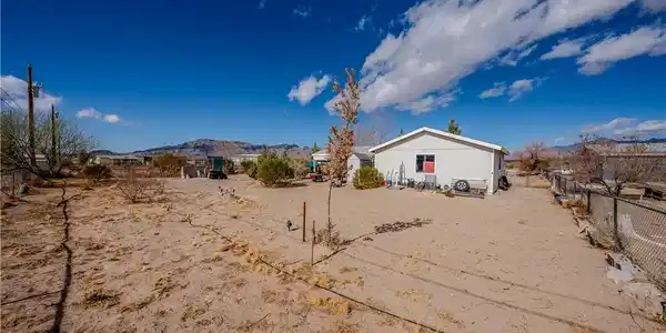 Image 4: This spacious desert yard offers abundant potentia