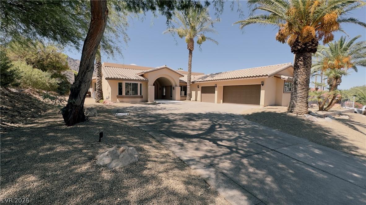 Image 3: This desert oasis features a graceful arched entry