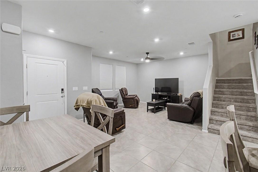 Image 4: Functional family living with an open layout and d