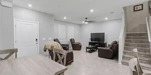 Image 4: Functional family living with an open layout and d