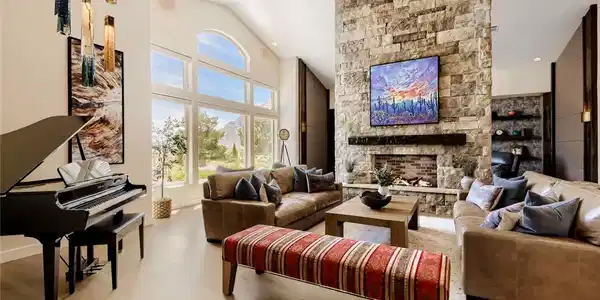 Image 4: Living Room