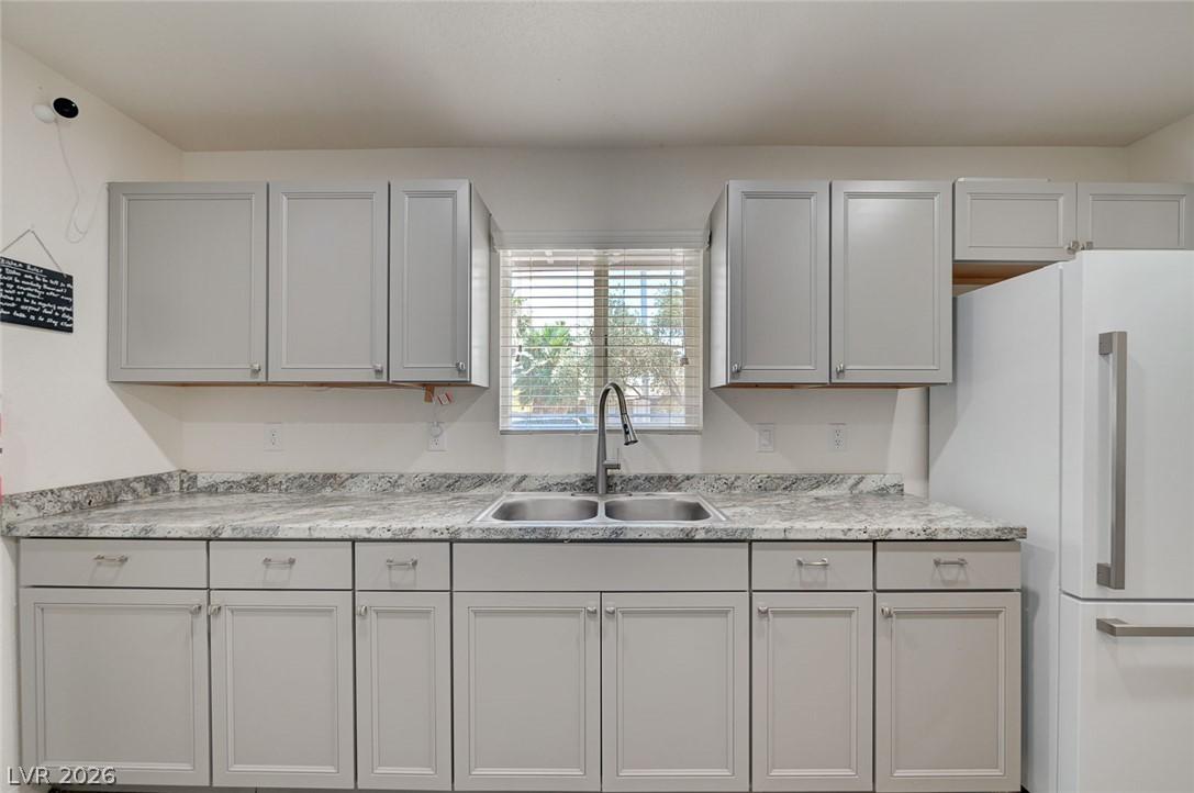 Image 4: Nice New Cabinets