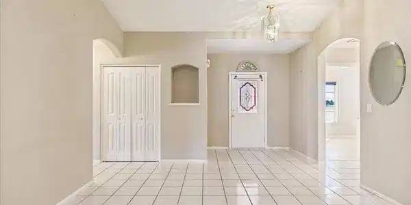 Image 4: entry