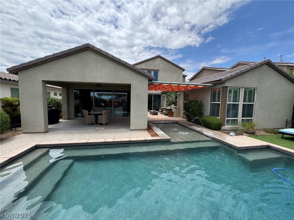 Image 4: An inviting private pool and water feature complem