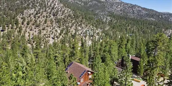 Image 3: Off-the-grid living equipped w/solar panels, batt
