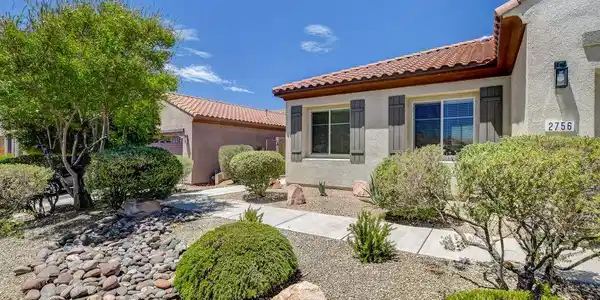 Image 4: Well-maintained desert landscaping creates an invi