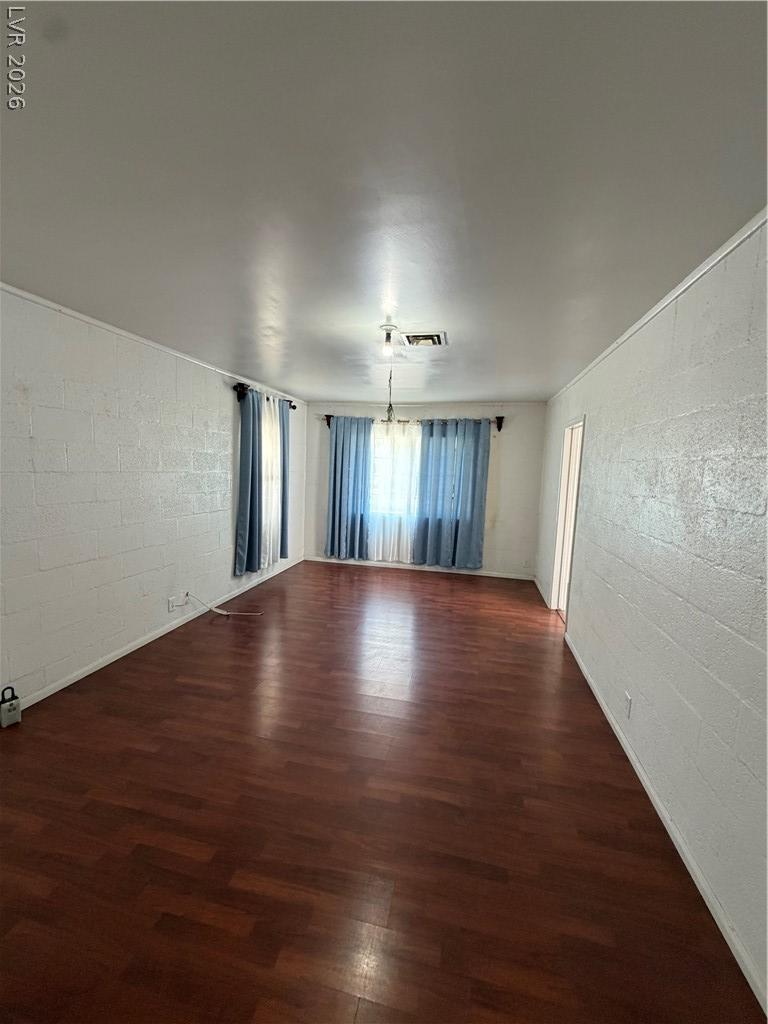 Image 4: Refined wood flooring sets the stage for versatile