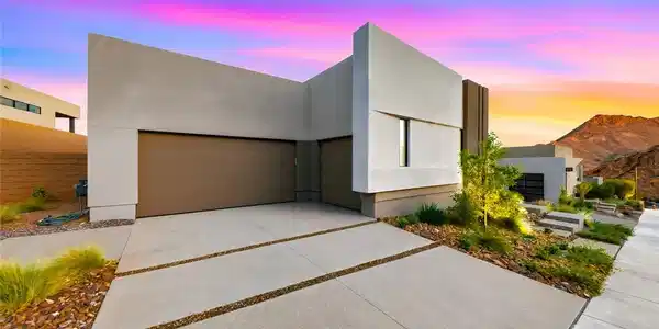 Image 3: Striking contemporary lines define this modern ext