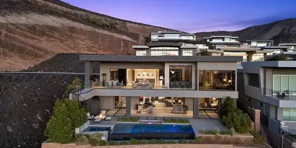 Image 4: Multi-level contemporary architecture integrated i