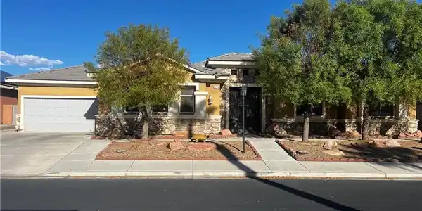 Image 2: Inviting stone accents and mature desert landscapi