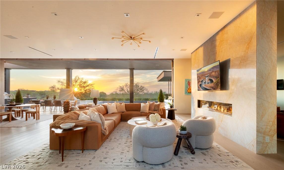 Image 4: Living Room