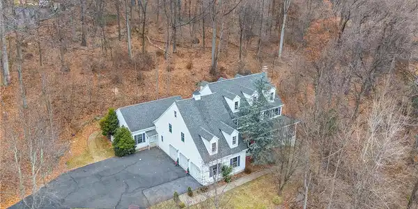 3475 Honeysuckle Road