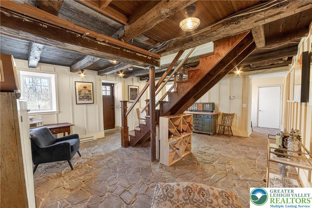 Image 4: Entry sitting room