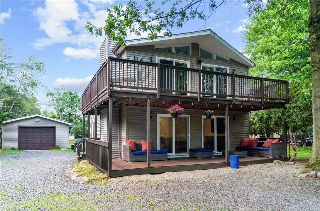 Image 1: Welcome! Large horseshoe driveway, large garage an