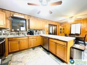 Image 3: Renovated kitchen with granite countertops and kit