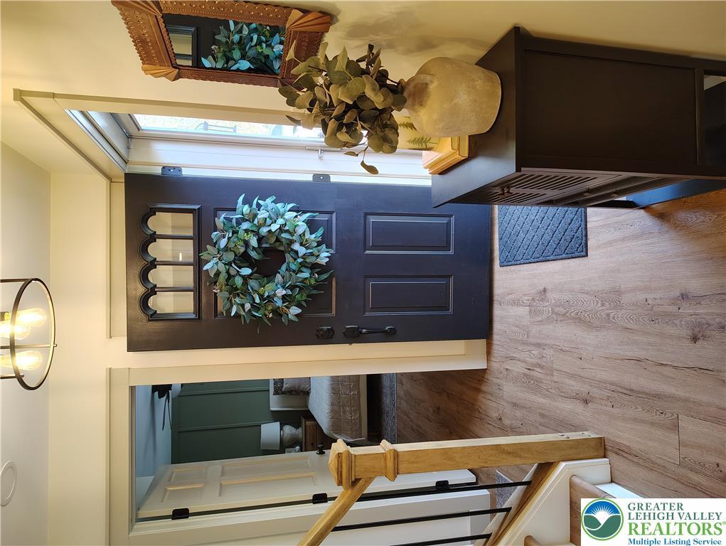 Image 4: Well appointed entryway