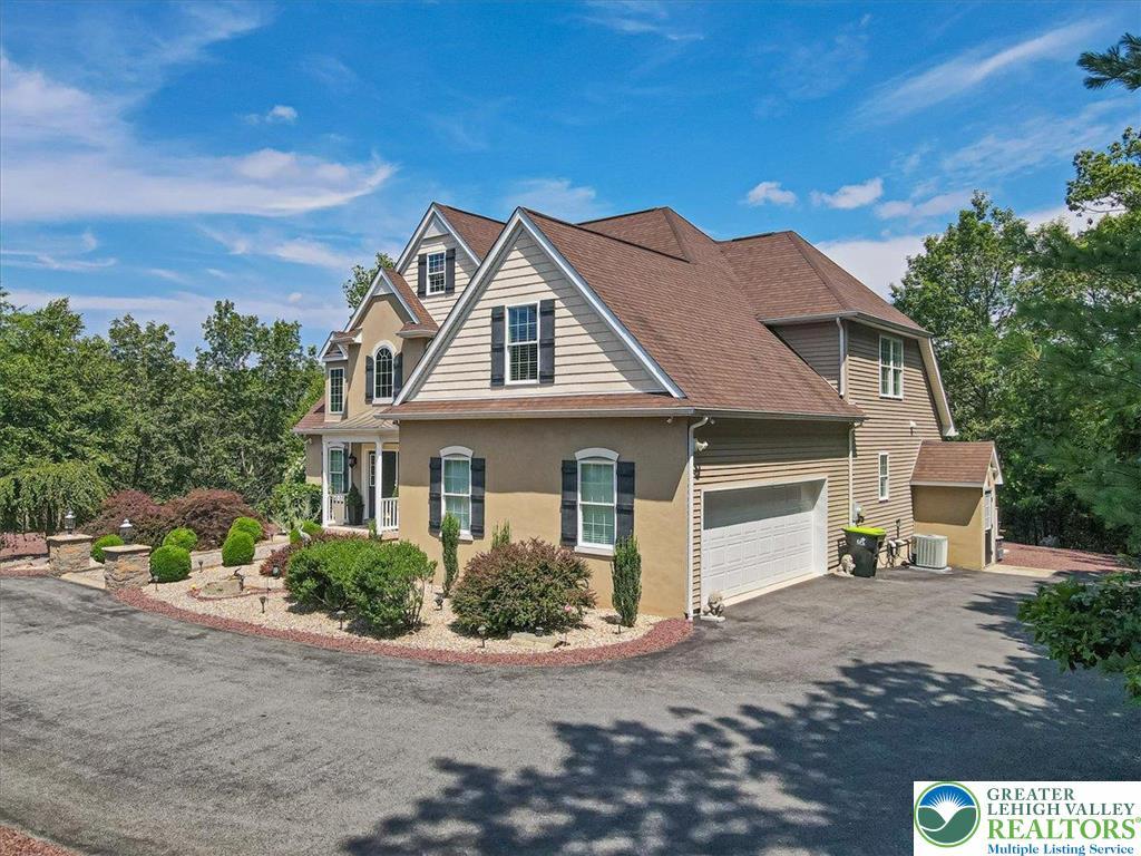 Image 3: Side Left With Garage