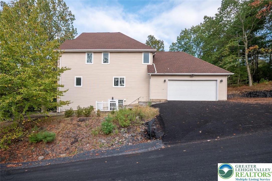 Image 3: Large driveway