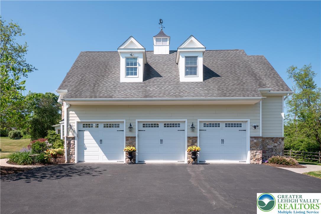 Image 4: Three pristine garage doors enhance the functional