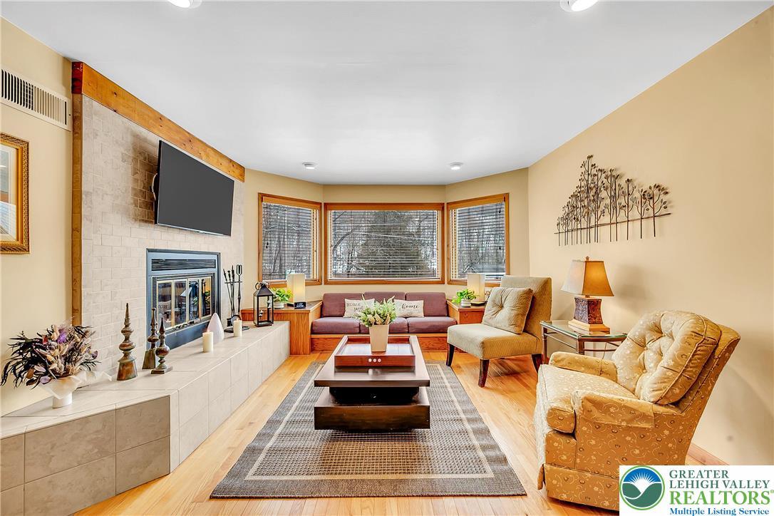 Image 3: Living Room