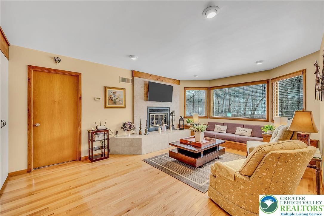 Image 4: Living Room
