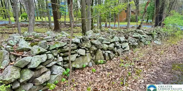 Image 4: Stone wall at the entrance.