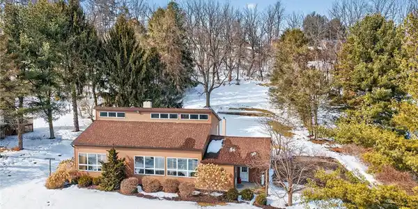 4793 Main Road W