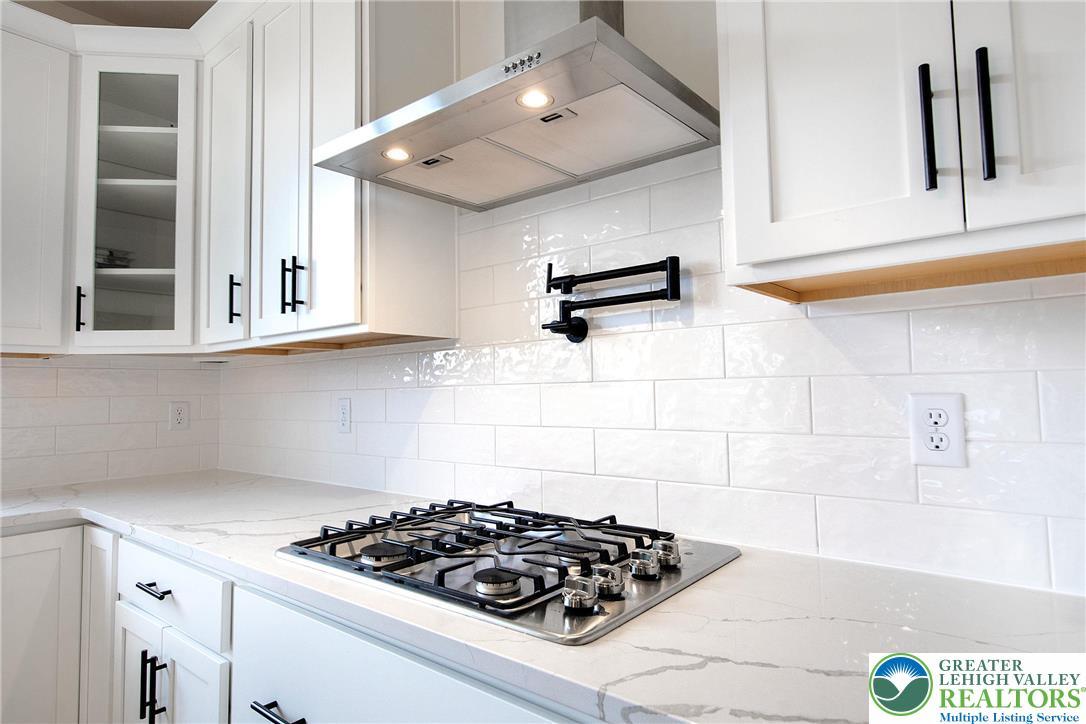 Image 3: Pot filler and beautiful workmanship throughout.