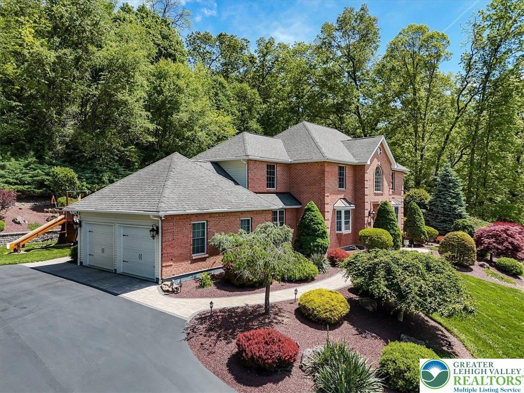Image 4: Welcome to 1376 Buck Ridge Drive