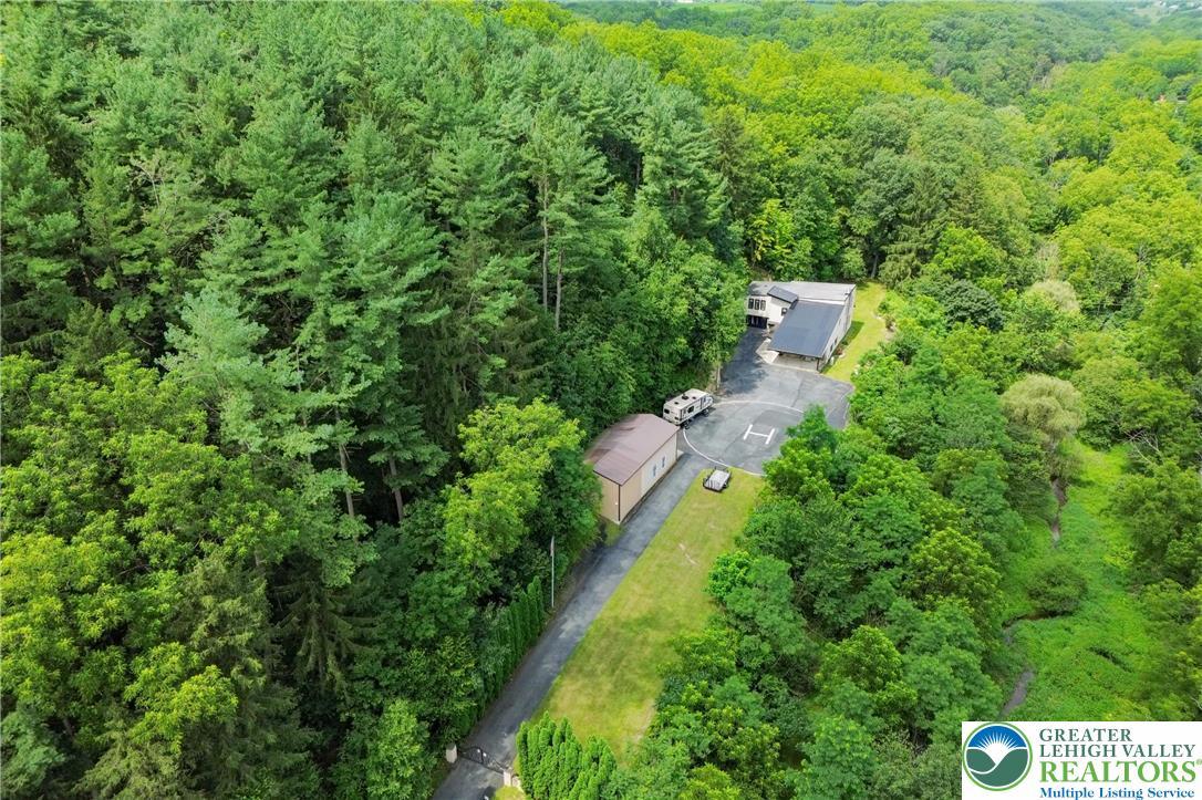 Image 2: 6.43 Private Acres Carved into a Mountain