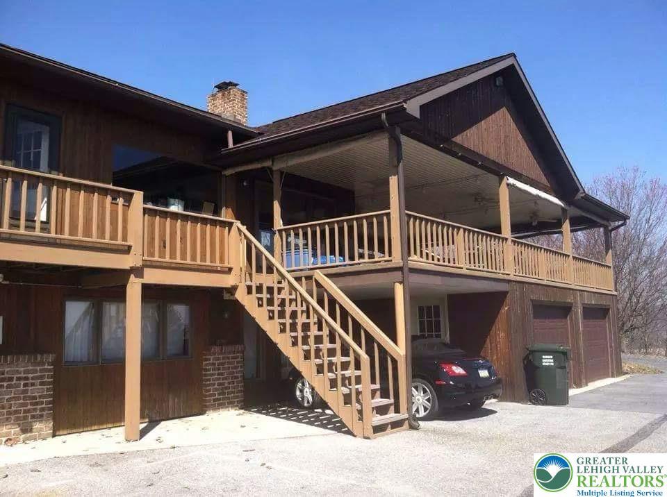 Image 4: 2 car+ heated garage, LL extended living quarters