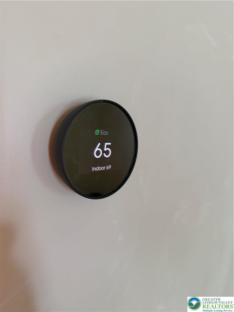 Image 4: Maintain ideal comfort with the smart thermostat's