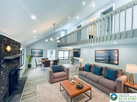 Image 2: Open floor concept. fully renovated.
Two story ce