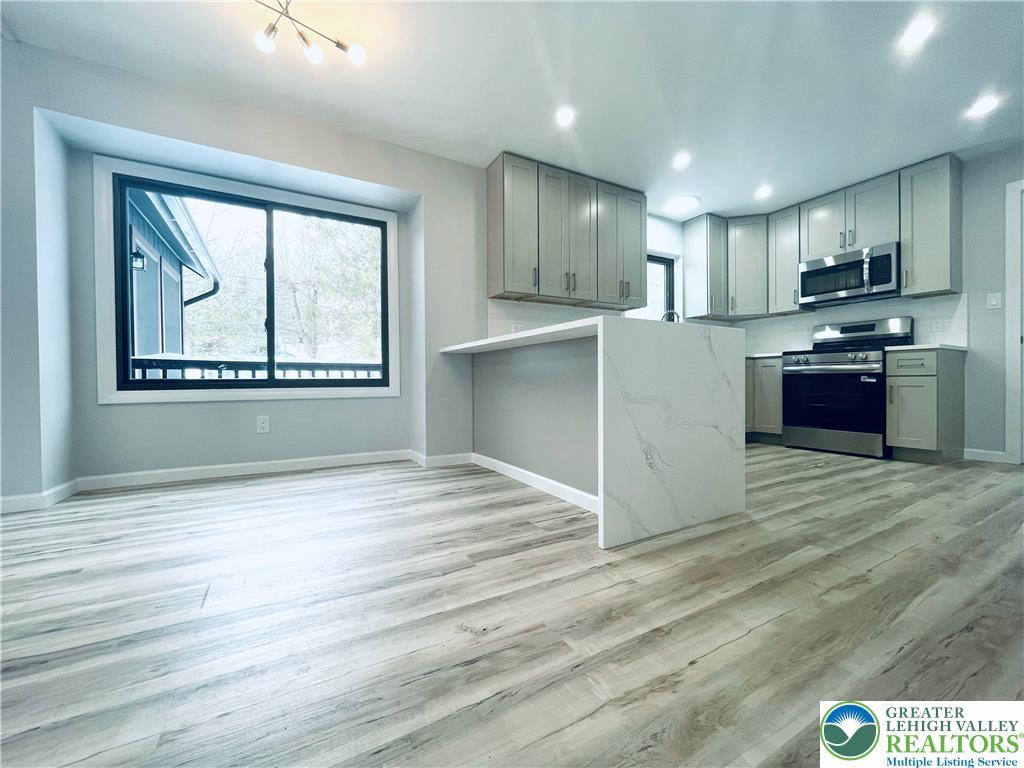 Image 4: Dining area with a cozy kitchen nook for additiona