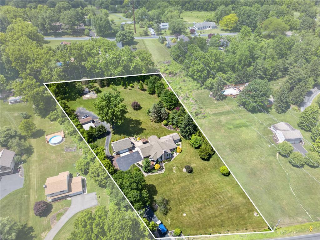 Image 4: 1.9 acre lot