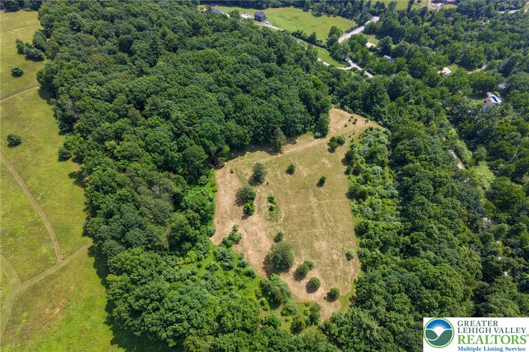 Image 2: Vast, verdant acreage offers a prime opportunity f