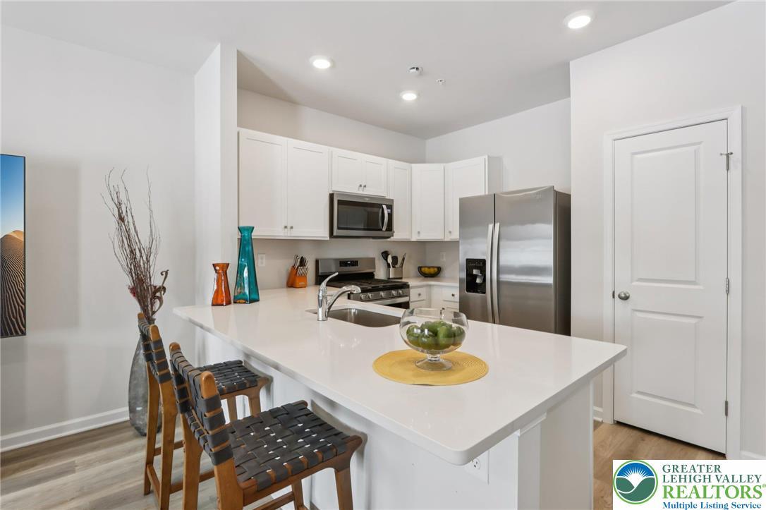 Image 2: Modern convenience, pristine condition.