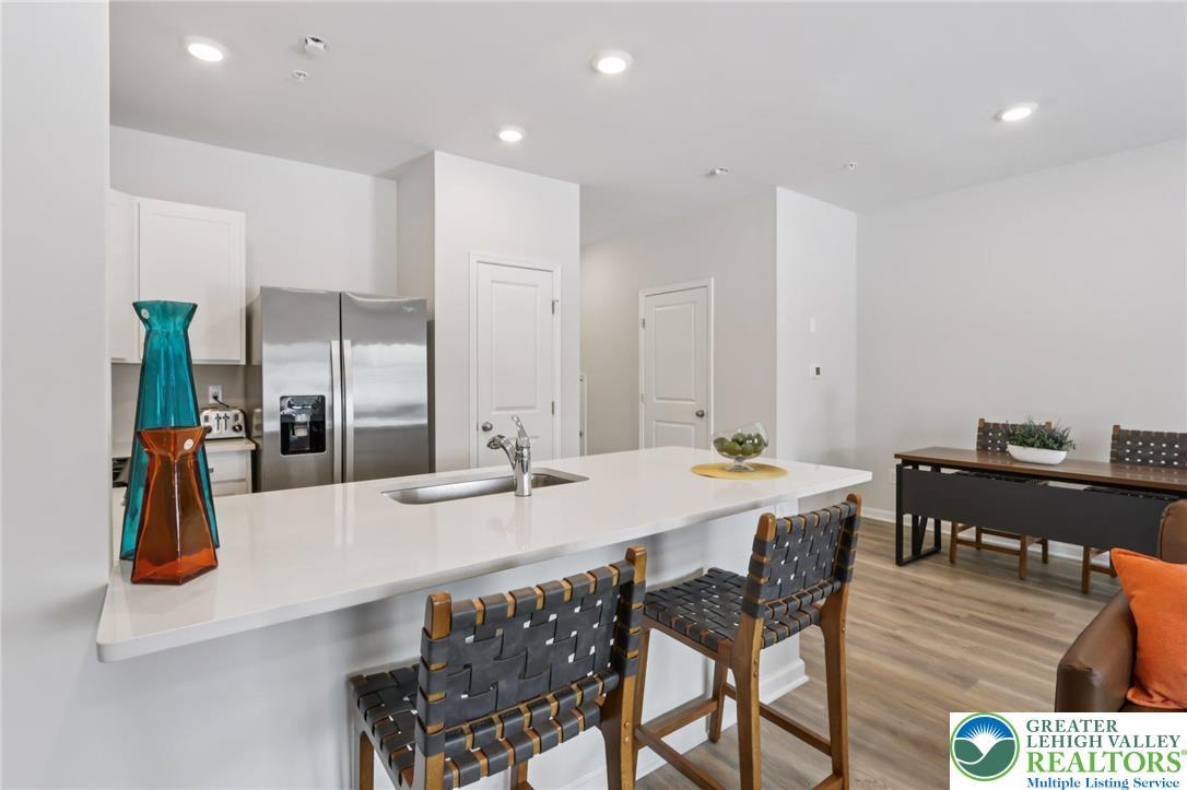 Image 3: Quartz countertops, stainless appliances. Refriger