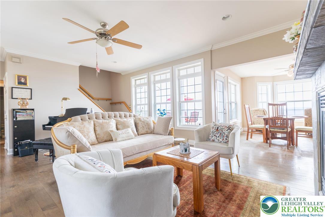 Image 3: Living room looking into kitchen / Dining room