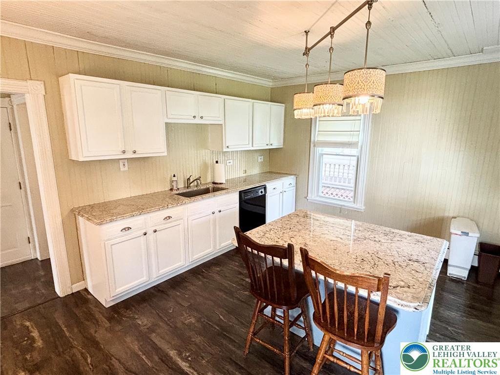 Image 2: A well-appointed kitchen showcasing elegant granit