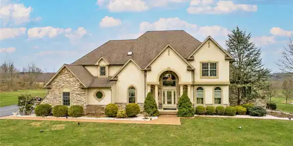 Image 2: Professional landscaping and tons of curb appeal