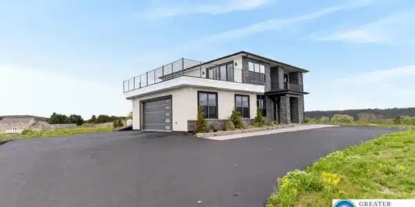 Image 4: Driveway