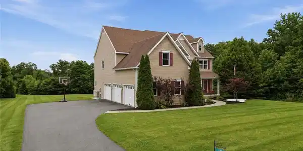 Image 3: An inviting exterior with ample driveway space and