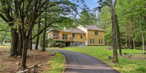 158 Pineknoll Drive