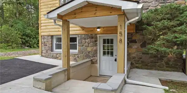 Image 4: A charming blend of log siding and natural stone c