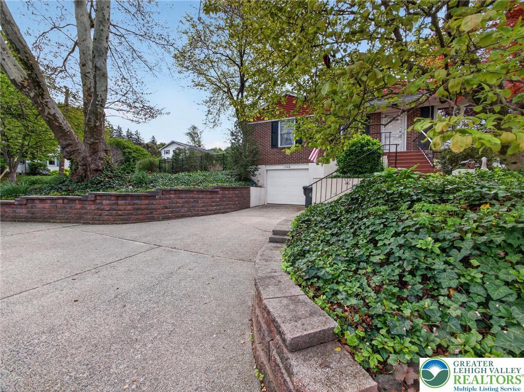 Image 2: Driveway/Garage