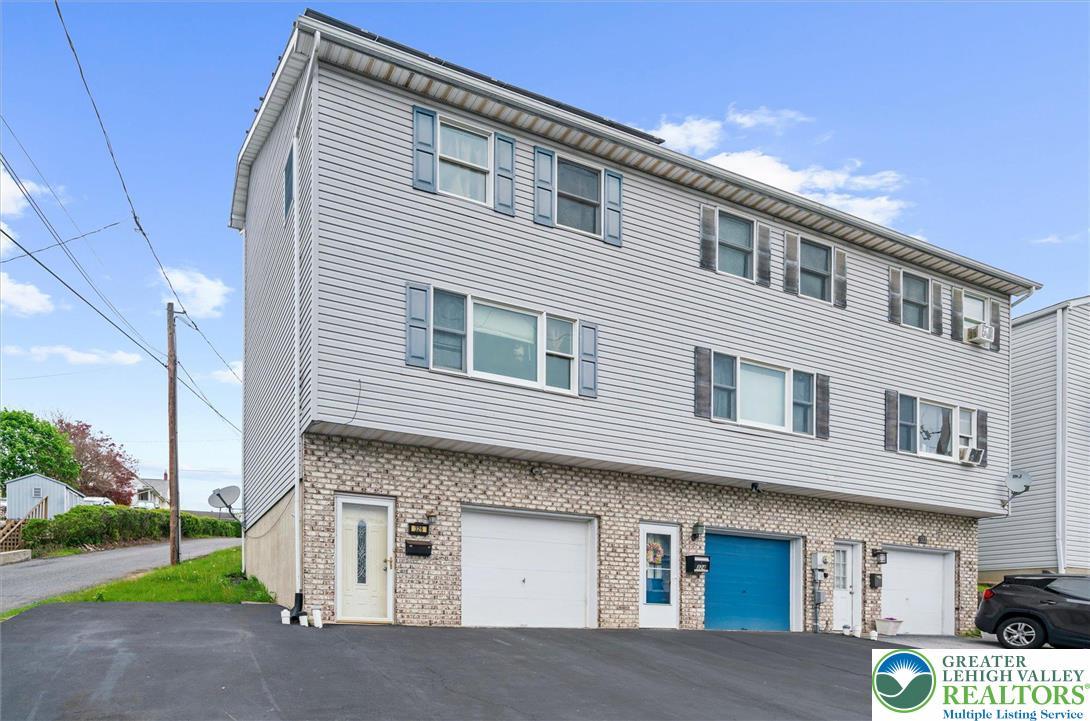 Image 3: This multi-level residence features ample parking