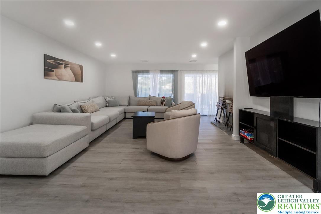 Image 3: Living Room