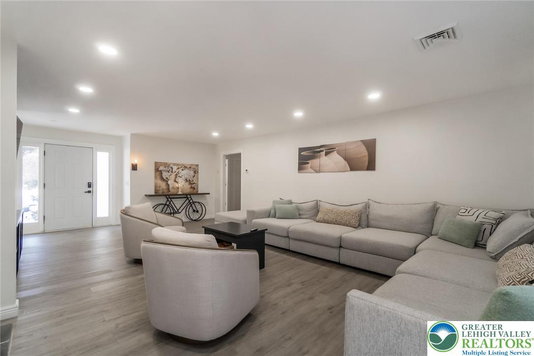 Image 4: Living Room