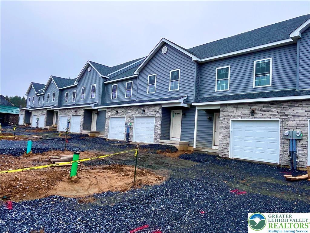 Image 2: 9 town homes, move in late spring.